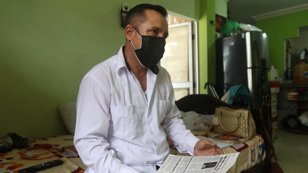 René tiene 52 años y pasó 12 en  la Fuerza Naval.