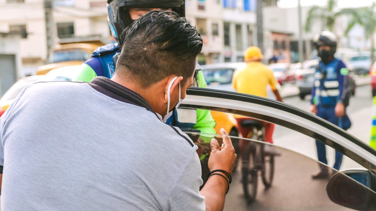 Al retiro de las películas antisolares que no tienen permiso se suma una multa del 10% del salario básico unificado.