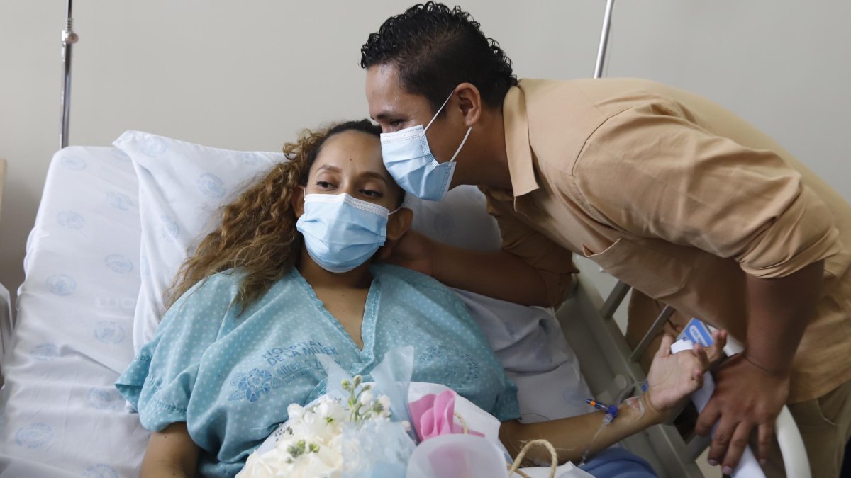 Marcy debe estar unos días en el hospital, hasta que se recupere. Los bebés han recibido pañales, tarros de leche, entre otras donaciones.