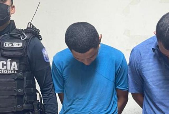 Detienen a dos sujetos que 'choreaban' cerca del Municipio de Durán