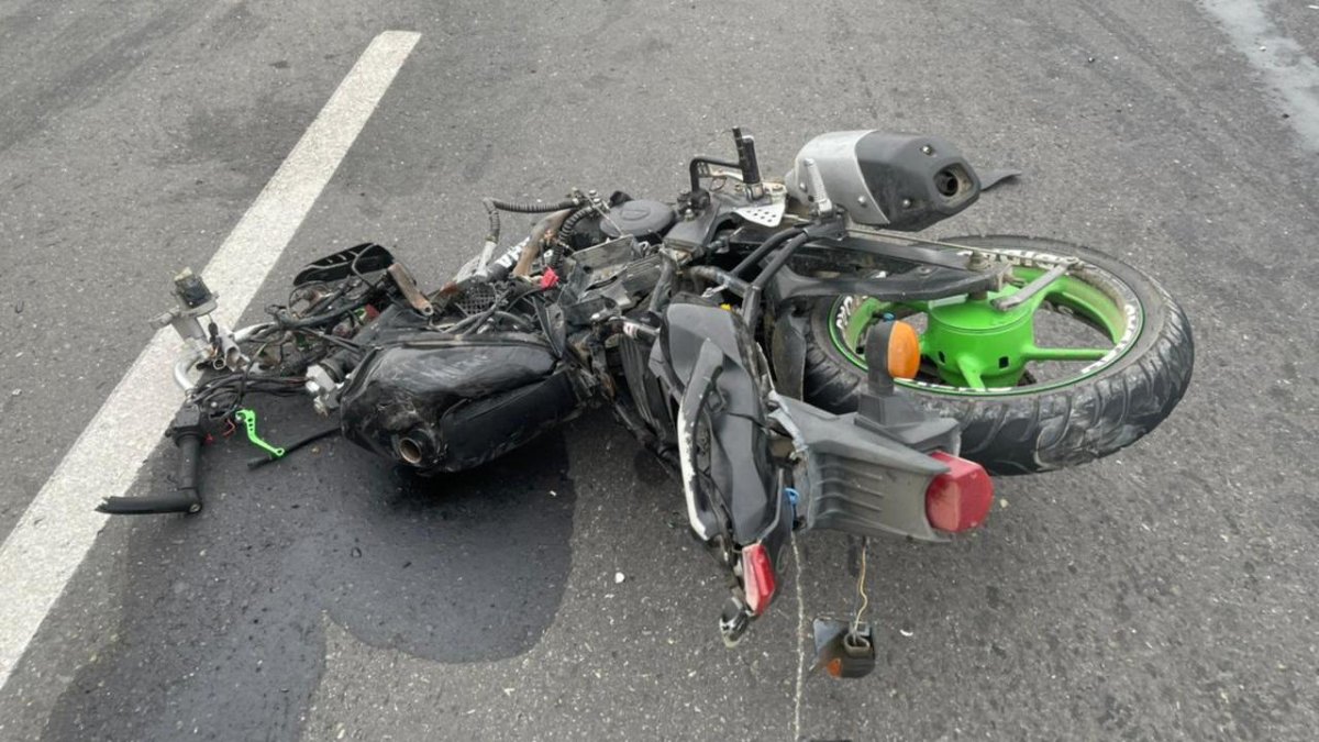 Así quedó la motocicleta en la que viajaba el ahora occiso.