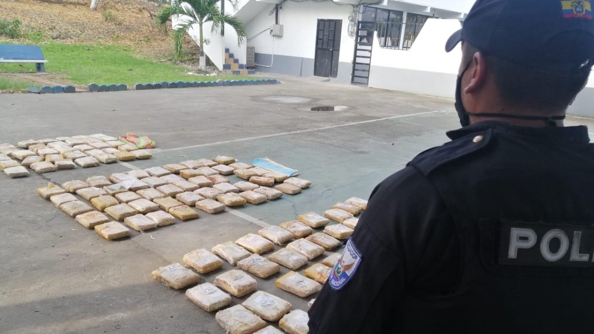 Un agente antidrogas junto a los paquetes de marihuana decomisados en Esmeraldas.