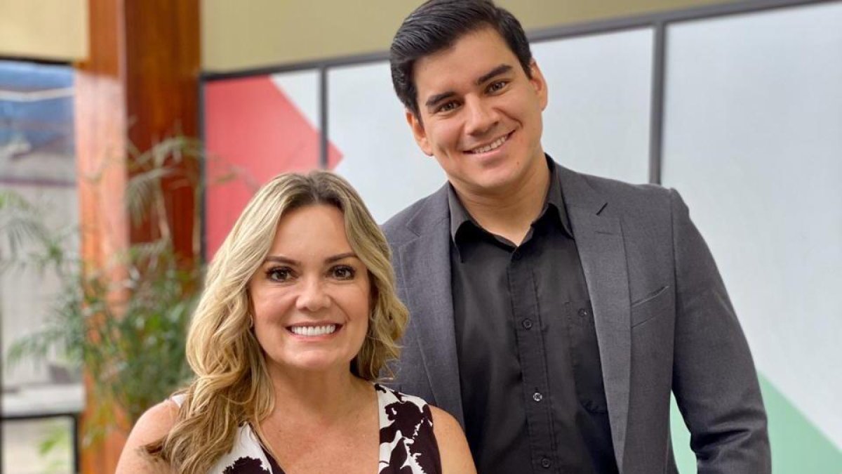 Úrsula Strenge con su compañero Isaac durante la transmisión del programa.