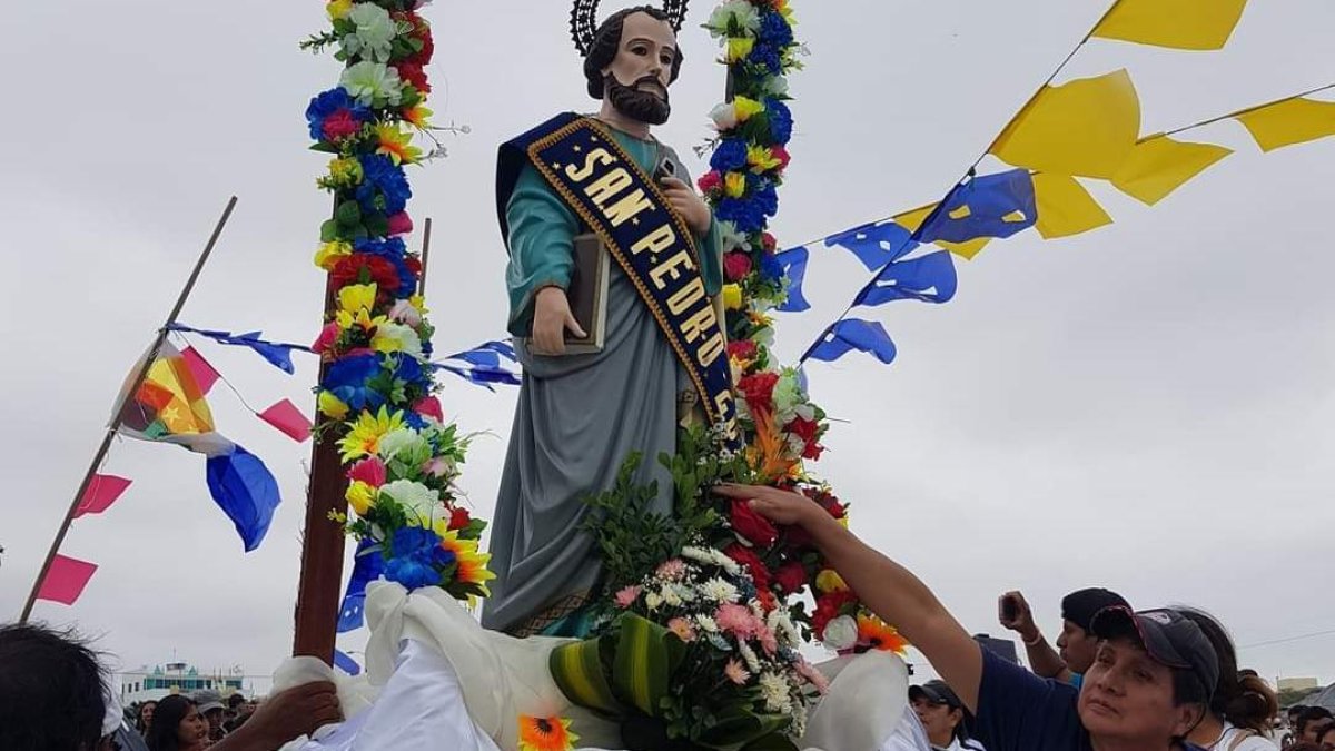 Los devotos se acercan ante la representación que consideran guardiana de sus faenas.