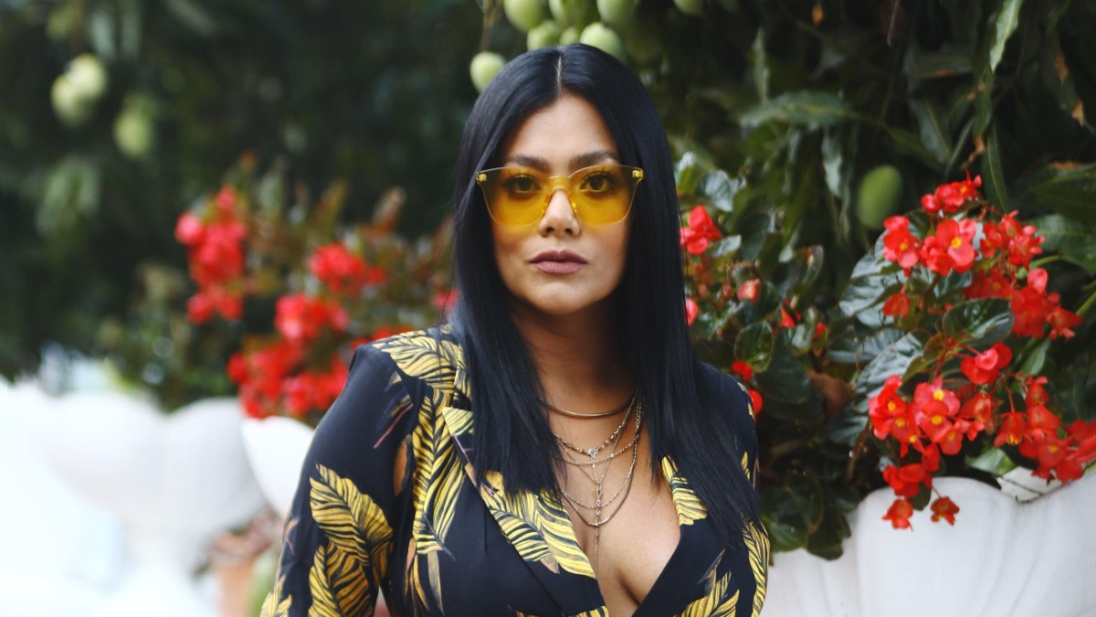 Es una cantante, actriz y presentadora de televisión ecuatoriana, conocida por formar parte del grupo musical femenino Kandela & Son.