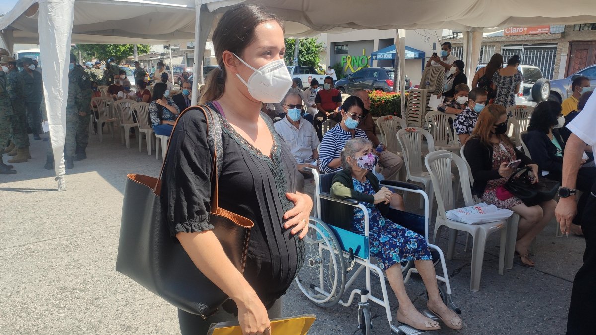 Mujeres en estado de gestación, como Ninoska Vera, acuden a los centros de vacunación con su respectiva prescripción médica.