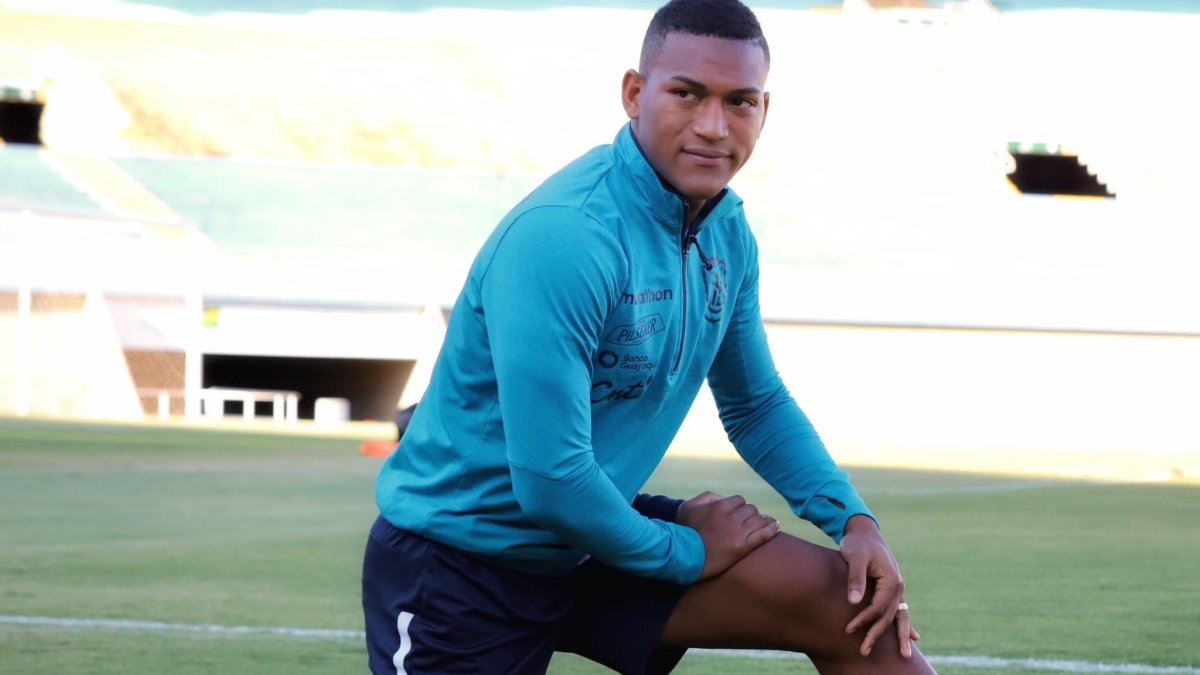 Carlos Gruezo ya entrena en Brasil para el partido ante Argentina.