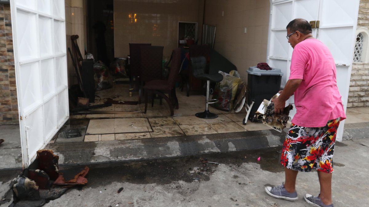 Horas después de la emergencia, Víctor bajó los objetos consumidos por el fuego.