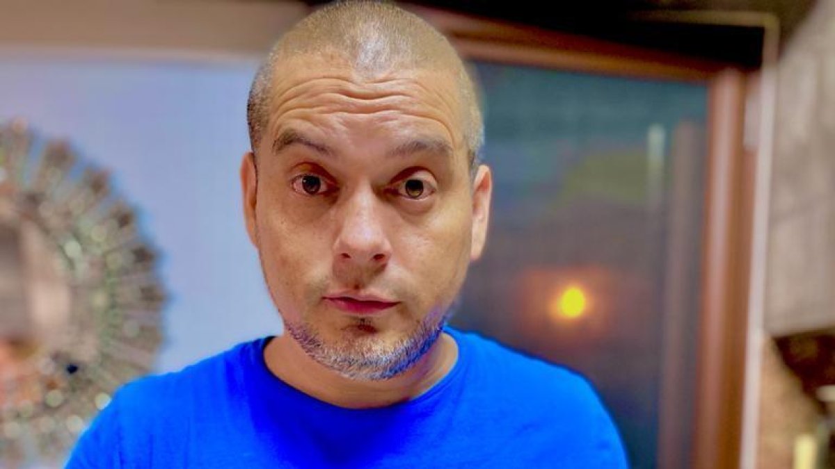 El actor muestra su especial preparación de un encebollado.