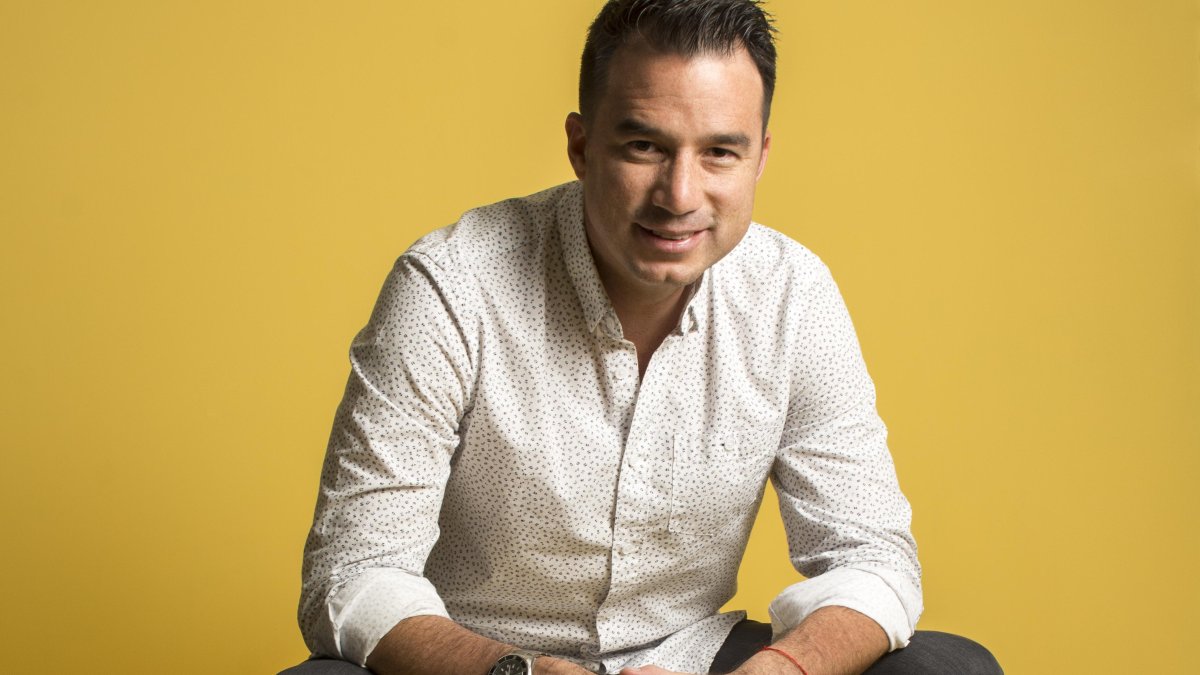 Andrés inició su carrera periodística como redactor en el desaparecido diario Hoy.