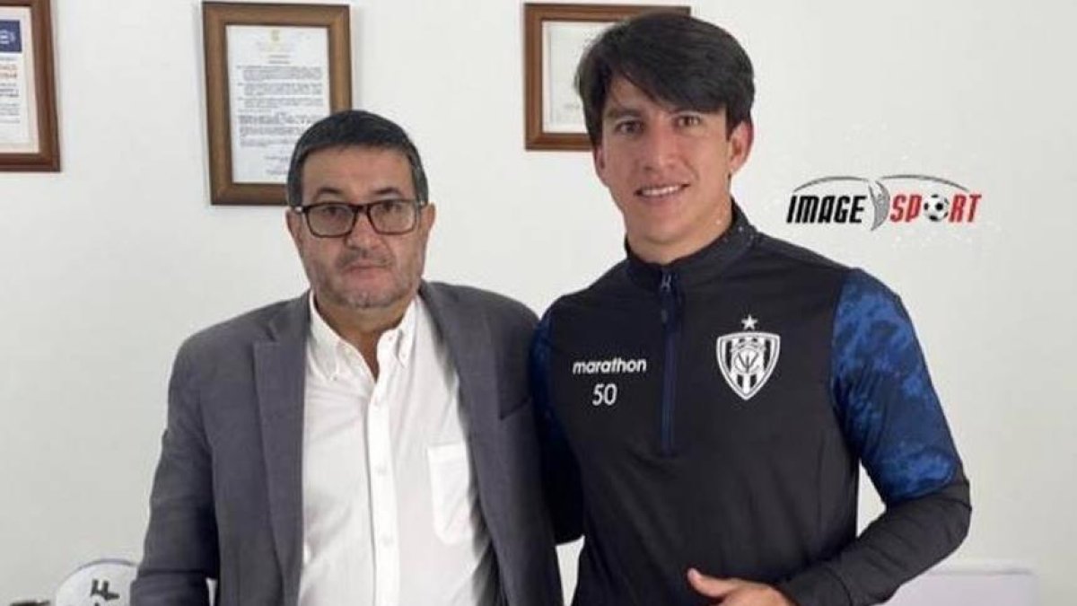 Fernando Gaibor (d) junto a Santiago Morales, gerente del Independiente del Valle.