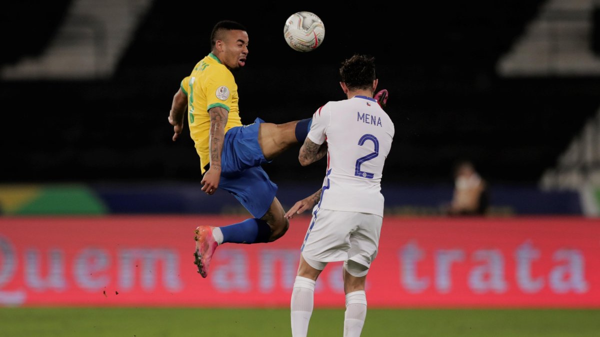 Jugada en la que Gabriel Jesus de Brasil es sancionado con tarjeta roja mientras disputa un balón con Eugenio Mena de Chile.