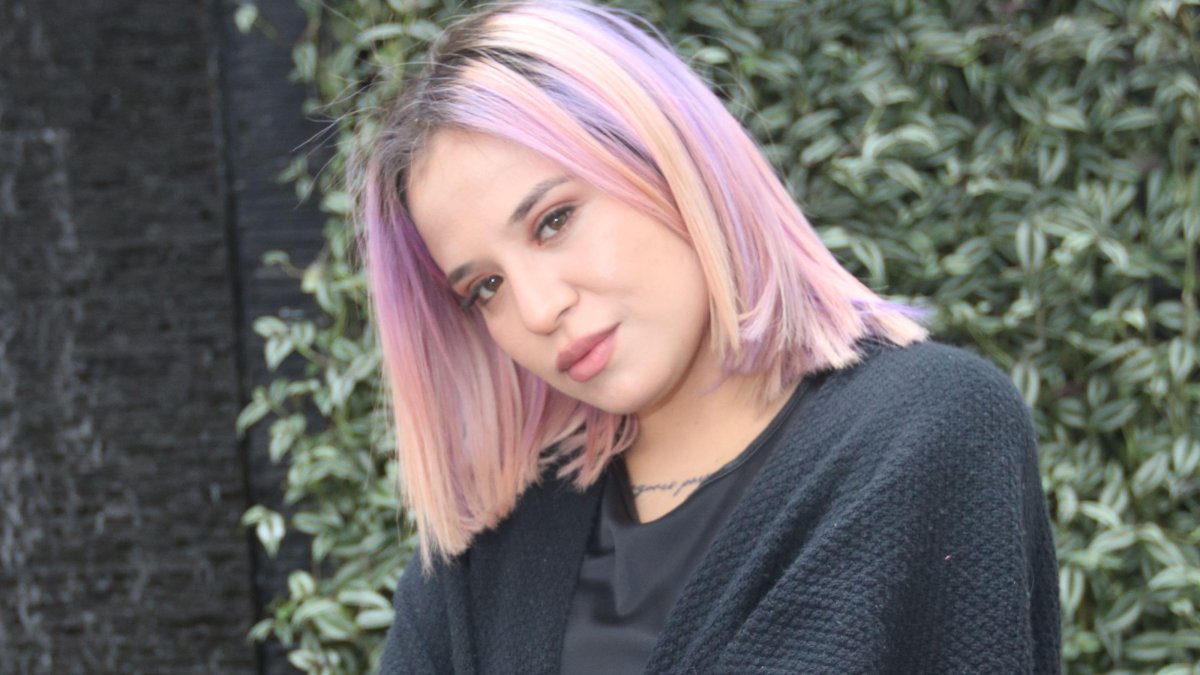 El 23 de junio cumplió 27 años. Es de familia española y lojana. Sus escritores favoritos son Isabel Allende y Haruki Murakami.