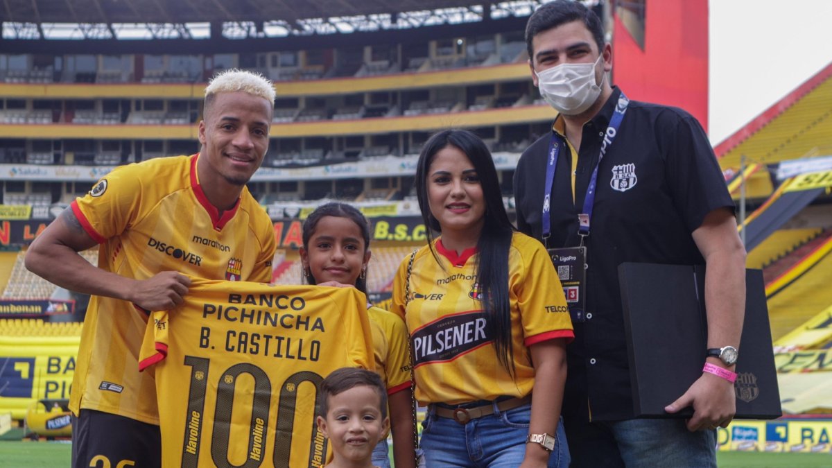 Byron Castillo en familia recibió el homenaje por sus 100 partidos en el ídolo, una placa le entregó Aquiles álvarez.