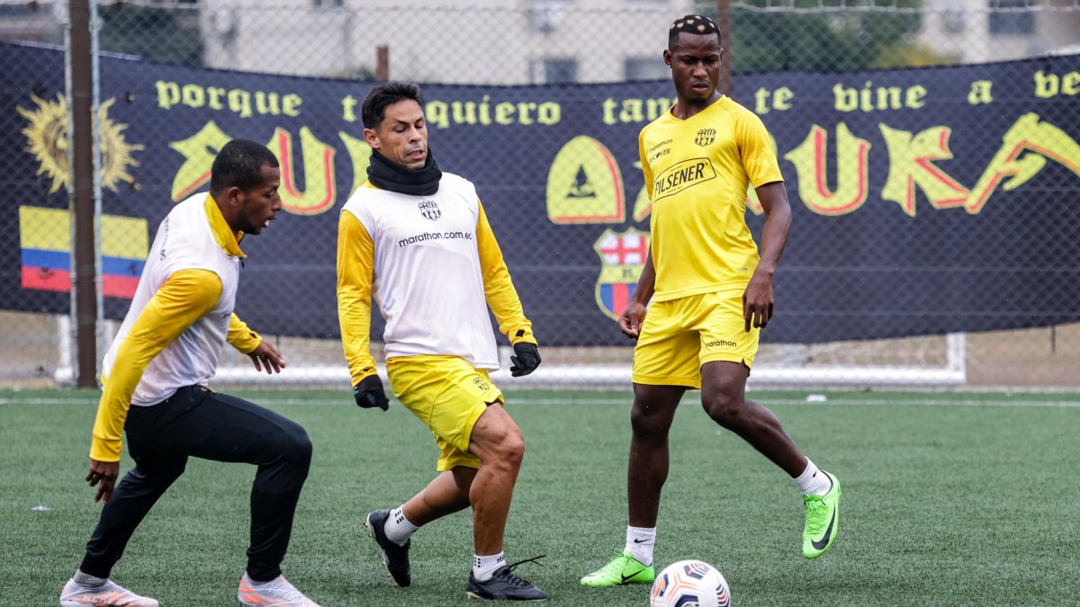 Los jugadores de Barcelona se alistan para visitar a Vélez, en los octavos de final de la Copa Libertadores.