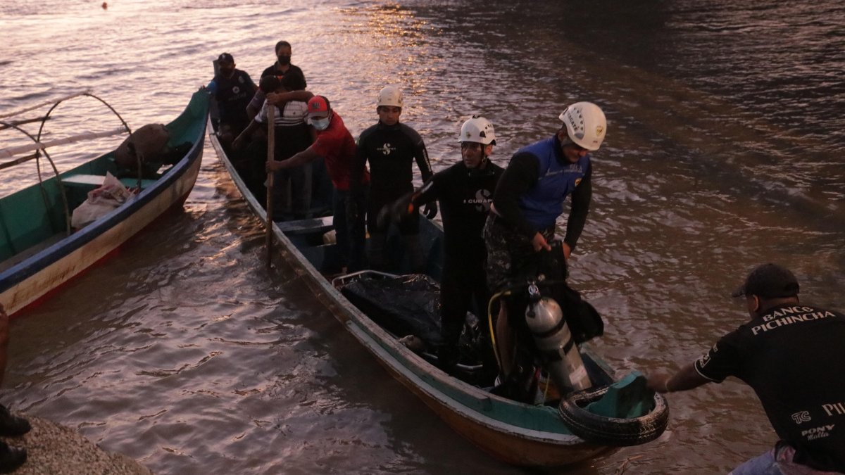 Instante en el que el cuerpo era trasladado a la orilla del Guayas.