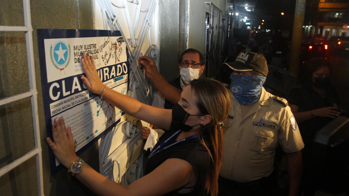 El operativo de clausura se efectuó la noche de este jueves. Participaron gendarmes y funcionarios del Municipio y de la Intendencia de Policía del Guayas.