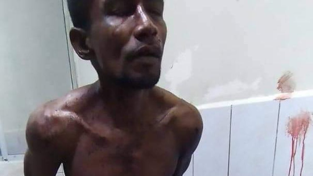 El sospechoso de abusar de la menor fue golpeado por los indignados ciudadanos.