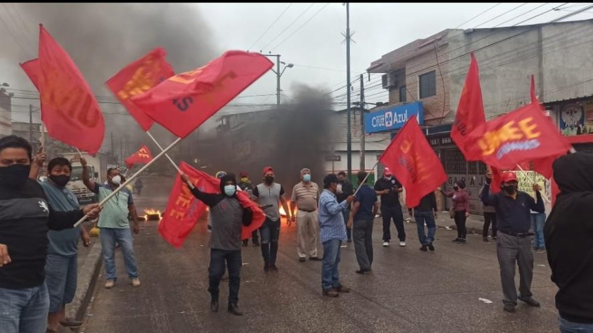 Los maestros cerraron un tramo de la Perimentral para protestar.