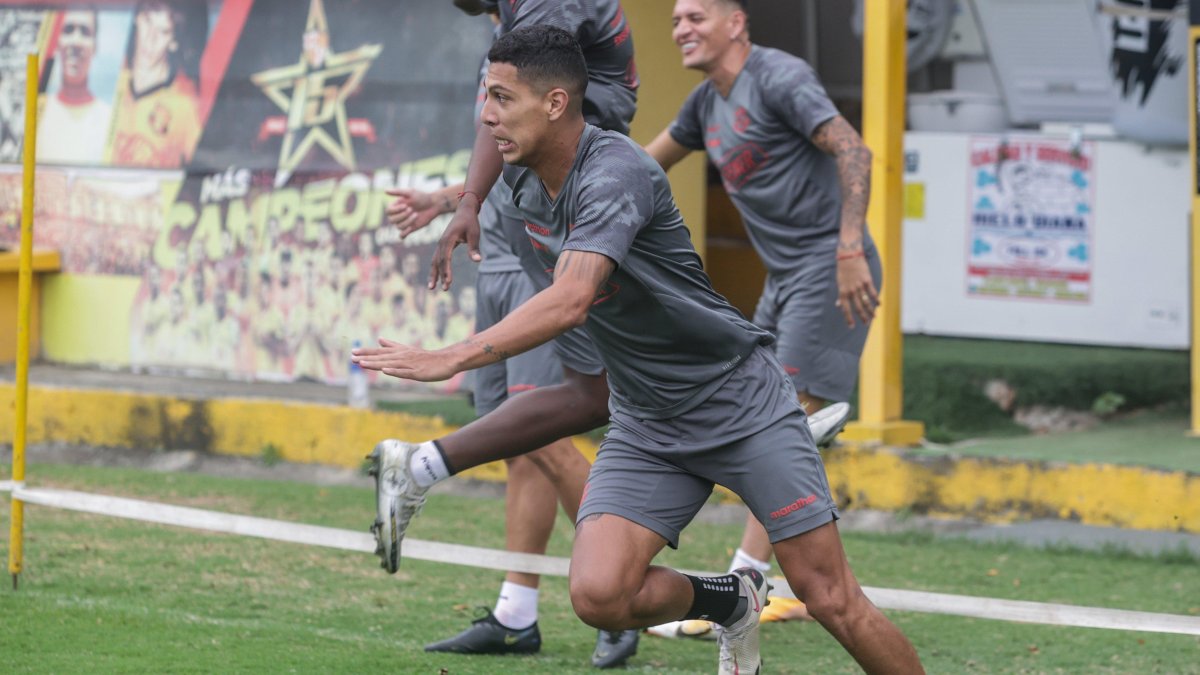 Luis Fernando León, zaguero amarillo para el partido ante Vélez Sarsfield.