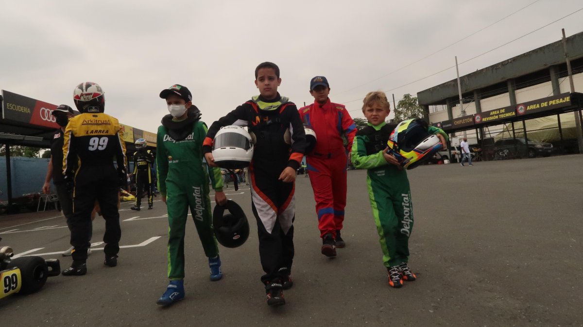 Santiago Saab, Nicolás Peribonio, Hoover Ochoa y Alejandro Taleb en el kartódromo de Guayaquil.