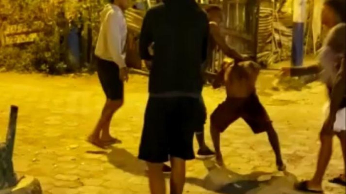 El sospechoso fue sorprendido desnudo dentro de la vivienda.