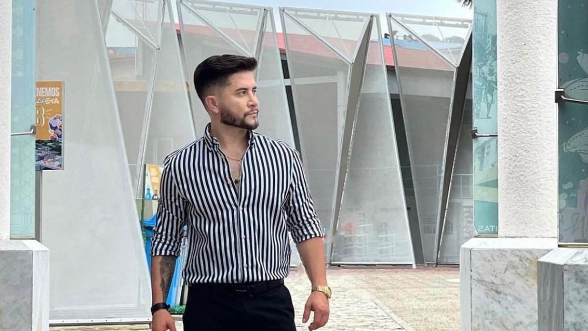 El estilo sobrio lo deja para la televisión.