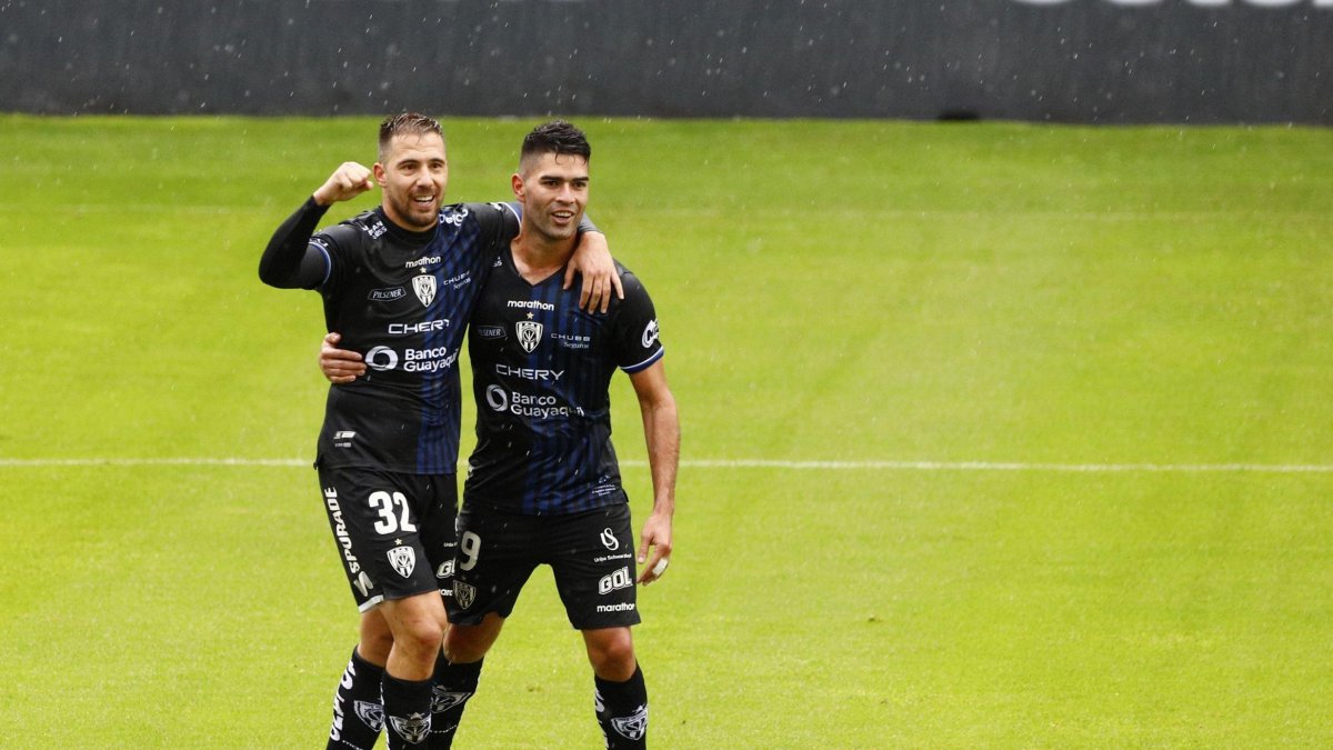 Jonatan Bauman (32) junto Brian Montenegro (9).