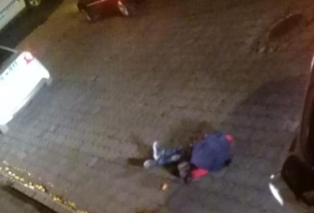 Lo dejaron 'tieso' en la calle