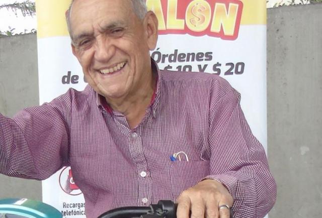 Don Antonio, otro ganador de EXTRA Regalón invita a su 'family' a subirse a su 'bici'