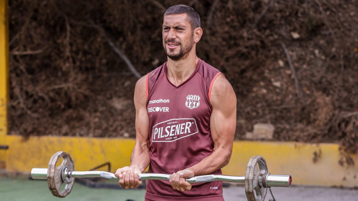 Bruno Piñatares haciendo pesas en el entrenamientos de Barcelona.
