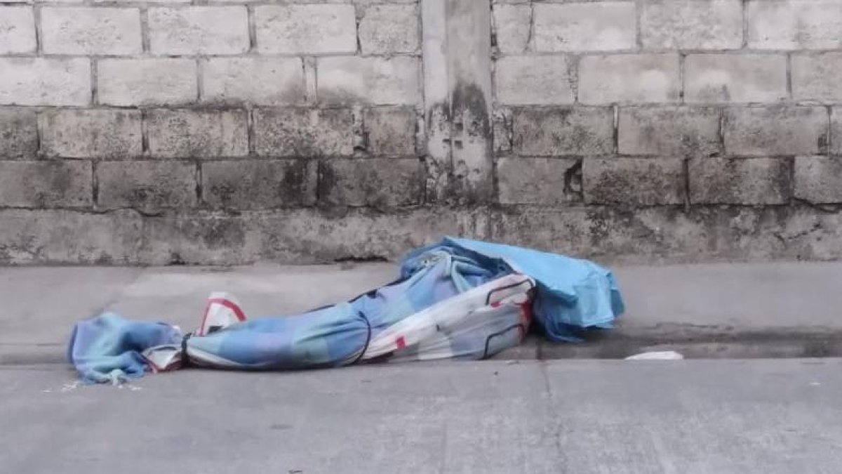 Una cuerda ataba las sábanas que cubrían el cadáver de un hombre que hasta ayer no había sido identificado.