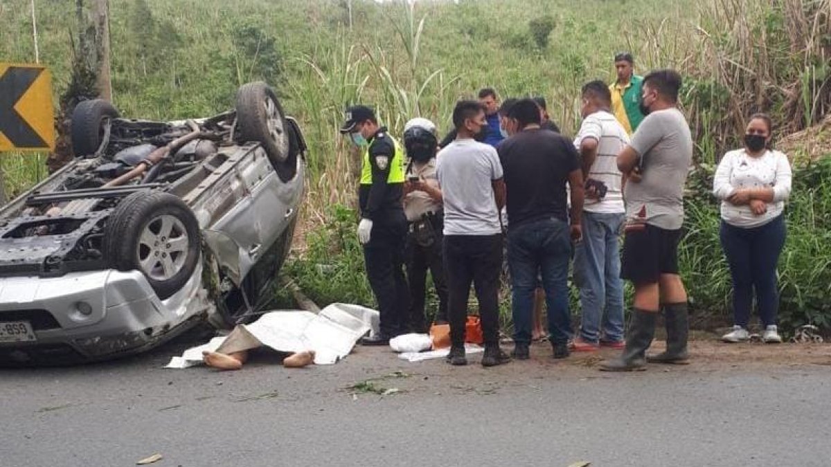 Rescatistas y curiosos en el sitio de la tragedia donde murió un policía activo.
