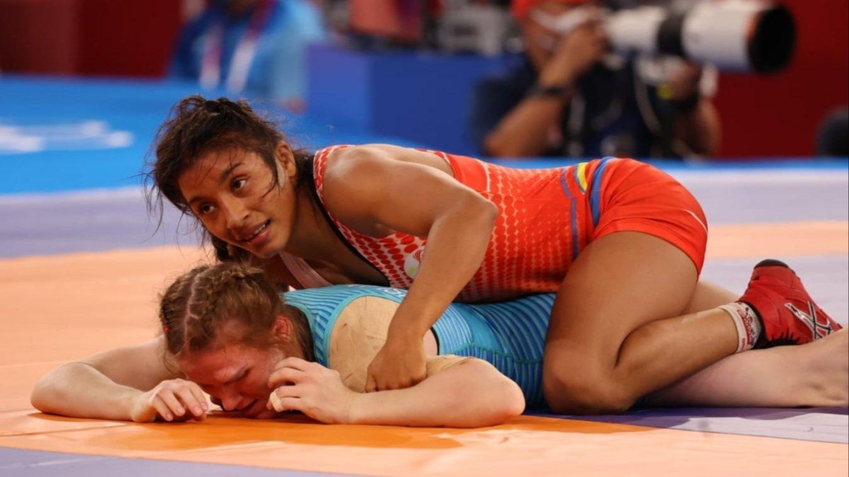 Lucía Yépez se destaca en la disciplina de lucha libre.