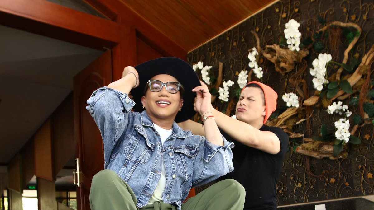 Jinson molesta a Héctor, y pretende sacarle el sombrero.