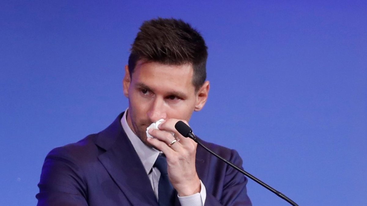 El delantero argentino Lionel Messi, se emociona durante su comparecencia este domingo en el Camp Nou para explicar su versión sobre su marcha del conjunto azulgrana.