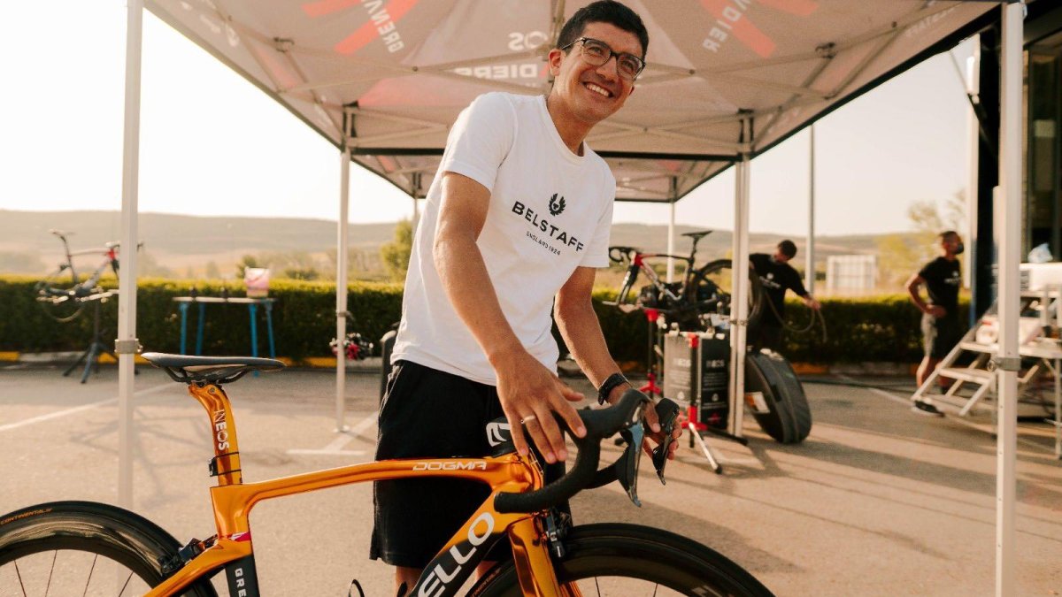 Carapaz y su nueva bicicleta, es dorada.
