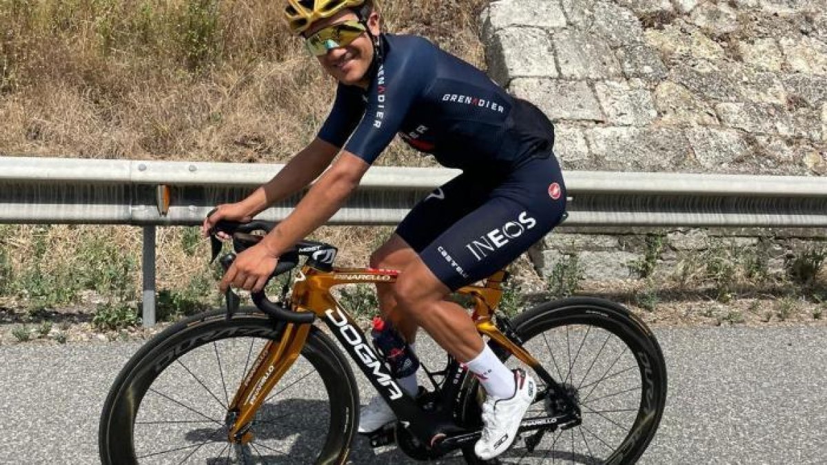 Richard Carapaz muestra orgulloso la bicicleta dorada que le entregó INEOS como reconocimiento a su oro olímpico