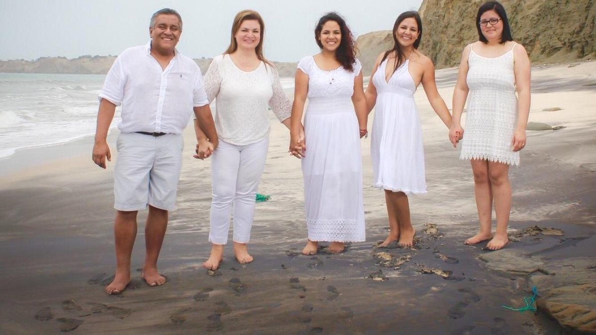 Martha (segunda de izquierda a derecha) y su familia. Ella y sus hijas no pudieron estar juntas al morir su esposo por las restricciones de la pandemia.