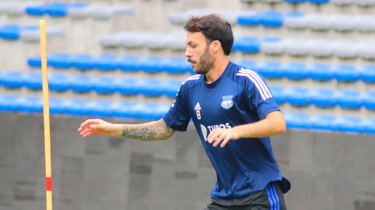 El uruguayo Sebastián Rodríguez, volante delEmelec, entrenando.