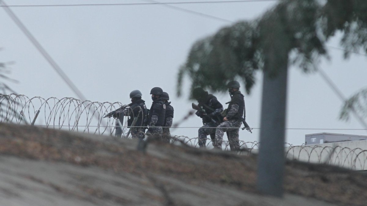 A los policías les toca responder a las detonaciones que realizan los internos.