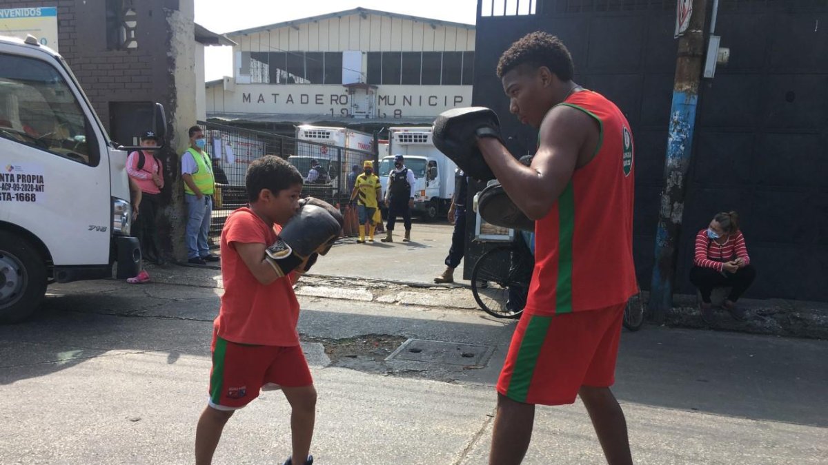 Jairo Panezo, de 8 años, practica con la guía de su tío Daniel, quien lo llevó a incursionar al mundo del boxeo.