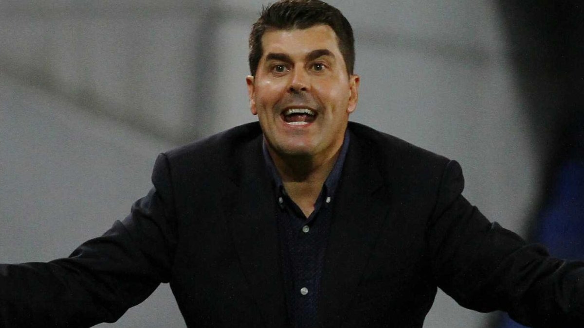 Ismael Rescalvo dice que los árbitros le expulsan muchos jugadores.