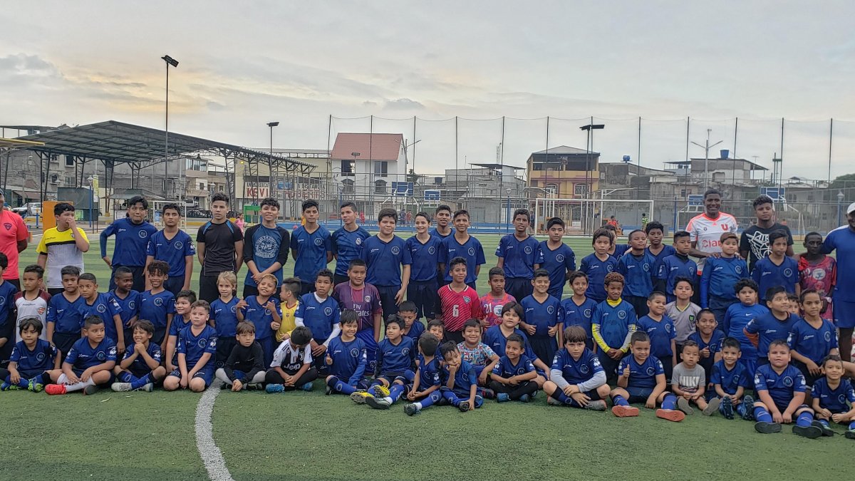 El exfutbolista los ‘coge a cargo’ desde los 4 añitos para pulir sus habilidades.