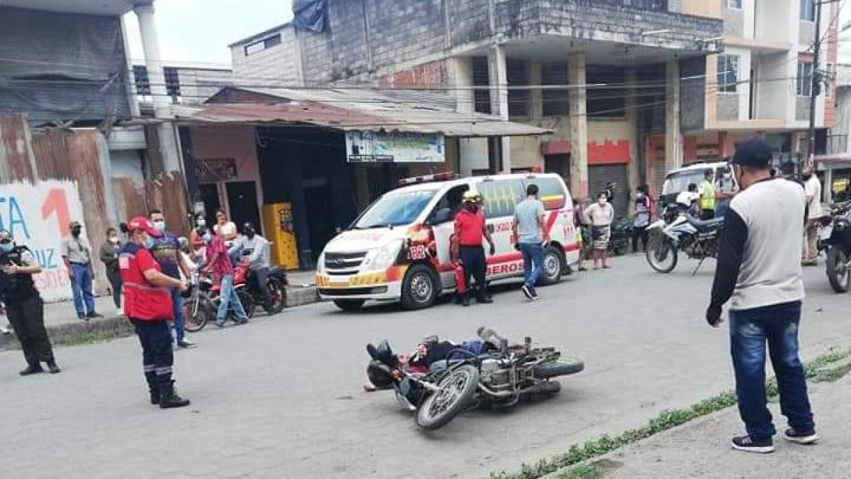 Alejandro Martínez cayó sin vida montado en su moto.