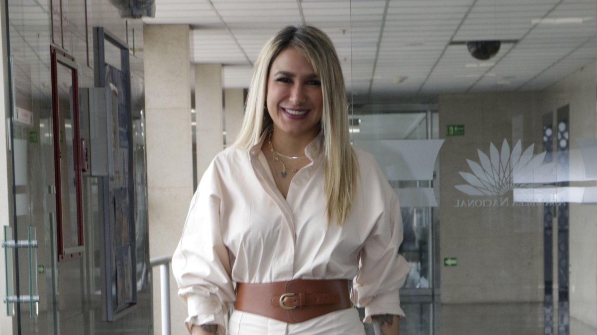 A Nathalie Viteri le encantan los vestidos, aunque en su versión más informal, los usa con tenis.
