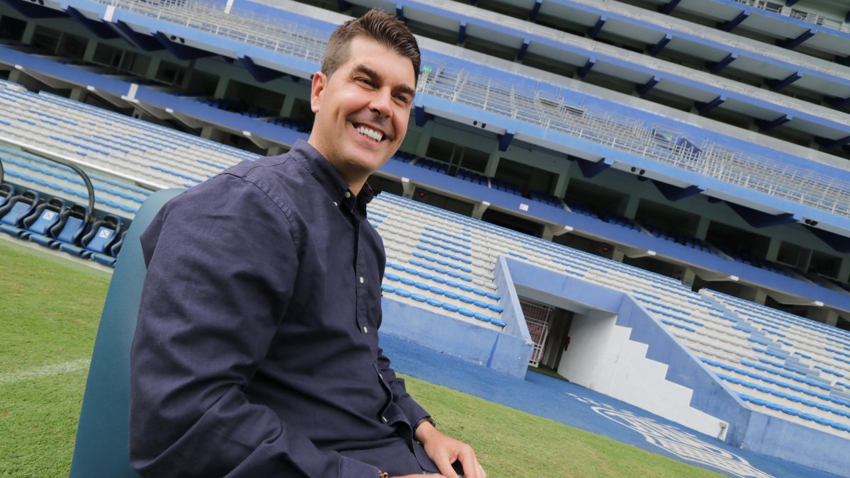 Ismael Rescalvo de 39 años, es el entrenador de Emelec. Tiene el título de ingeniero en Economía.