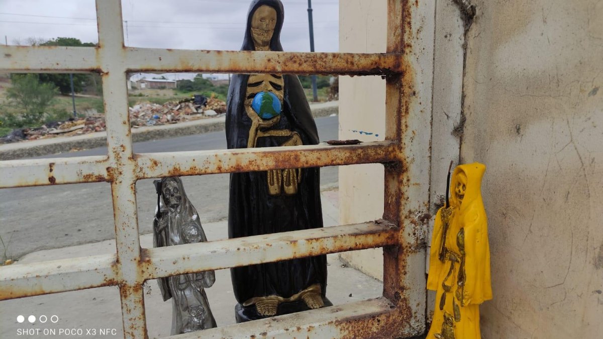 El culto de la Santa Muerte es considerado por el Vaticano como una blasfemia. Por lo general, estas estatuas son veneradas por integrantes de bandas de narcotráfico y otros antisociales.