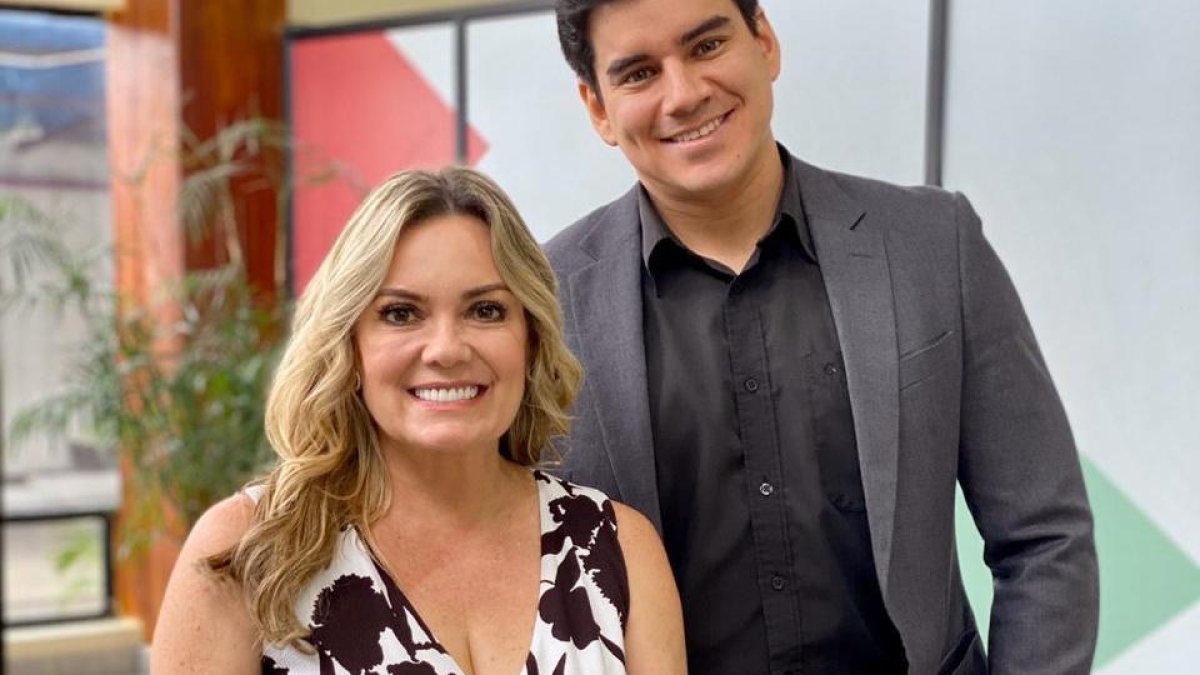 Los presentadores tienen tres meses de noviazgo. En redes publican sus fotos juntos.