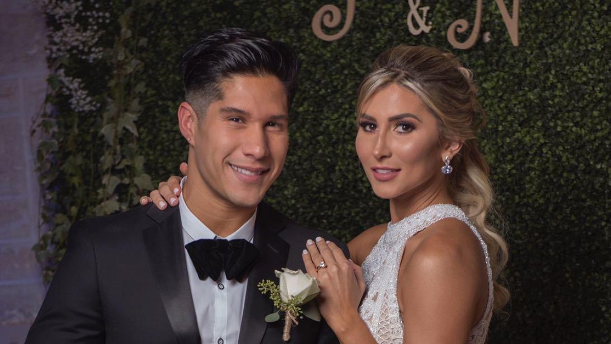 Chyno Miranda junto a su esposa Natasha Araos.